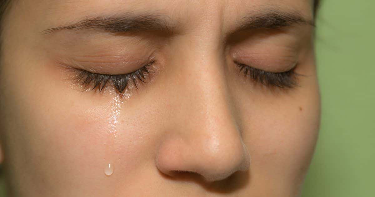 Olhos inchados de chorar: o que causa e como aliviar o inchaço