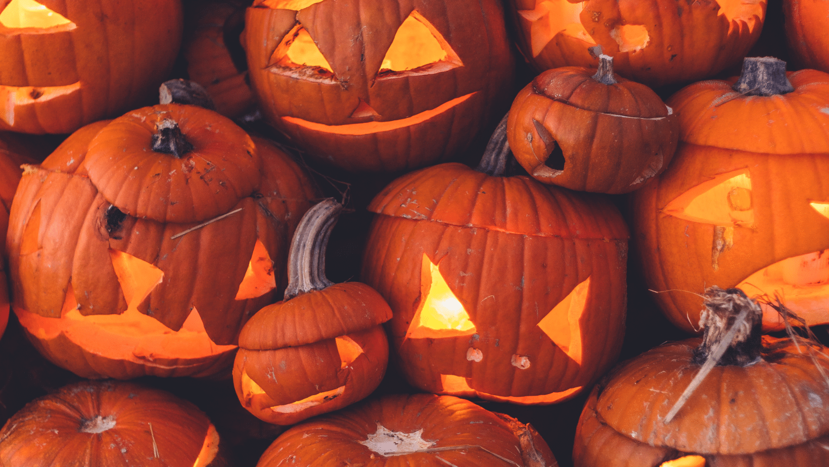 Conjunto de abóboras de halloween esculpidas assustadoras com