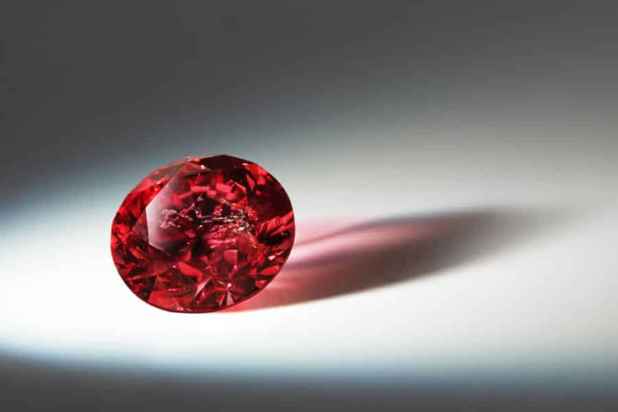 Fotografia de uma gema vermelha