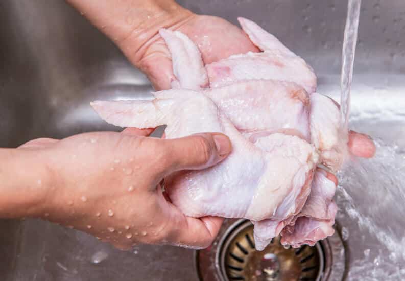 Lavar o frango é necessário? Por que lavamos os alimentos?