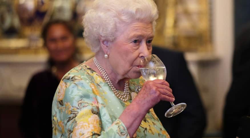 Rainha Elizabeth tem passagem secreta para bar em seu castelo