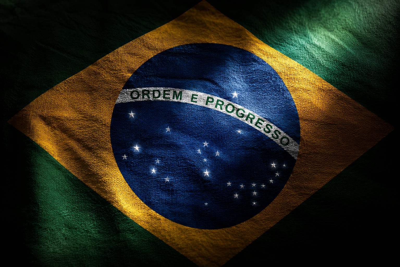 Uma fotografia macro cinematográfica e misteriosa, focada no centro da bandeira do Brasil. A iluminação é dramática, com um feixe de luz diagonal que ilumina intensamente o círculo azul e a faixa branca com o texto 'ORDEM E PROGRESSO', enquanto as bordas da imagem recuam em uma vinheta escura.