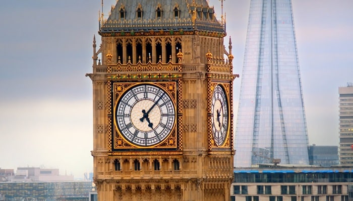 Big Ben - Elizabeth Tower Em Londres. Torre De Relógio De 90