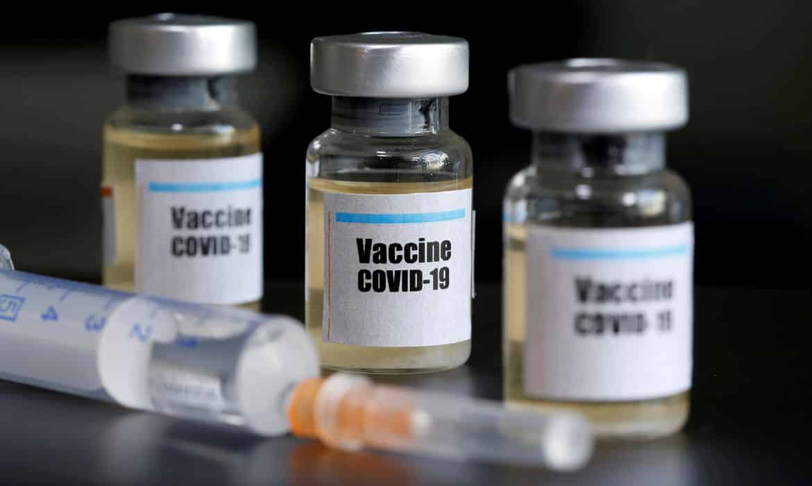 Grupo antivacina é vacinado de surpresa na Grécia