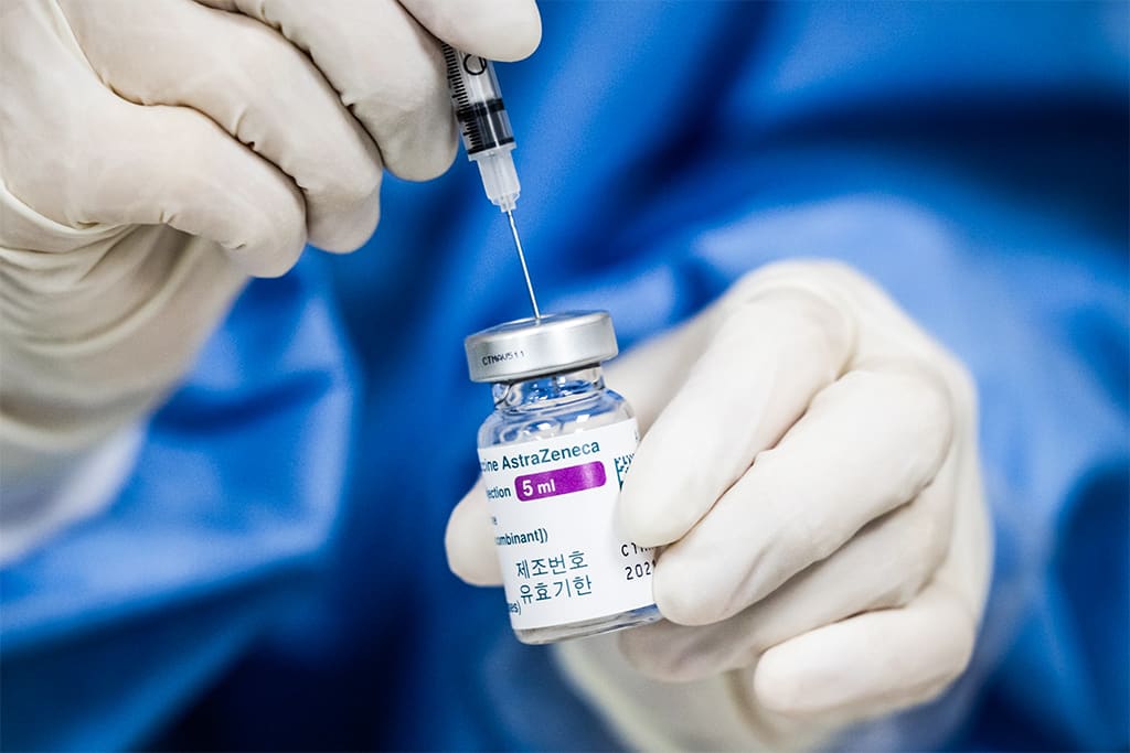 Grupo antivacina é vacinado de surpresa na Grécia