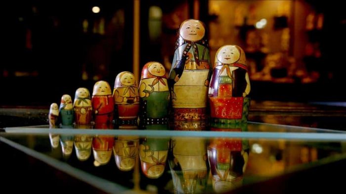 Jogo de xadrez russo inspirado na tradicional boneca matrioska