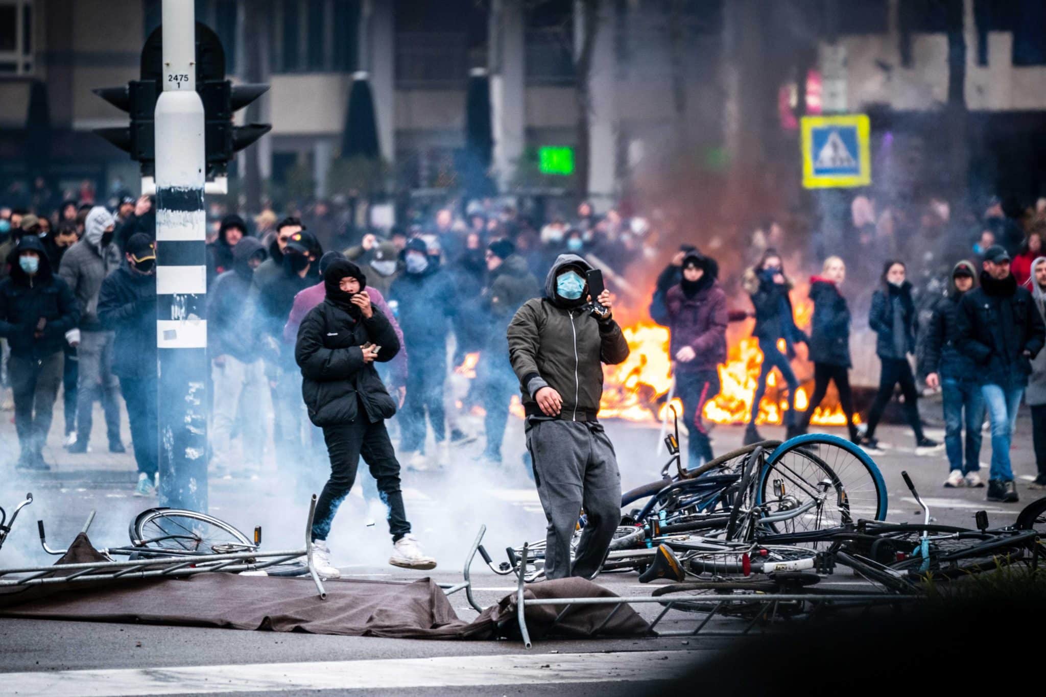 Medidas contra Covid provoca onda de protestos violentos na Europa