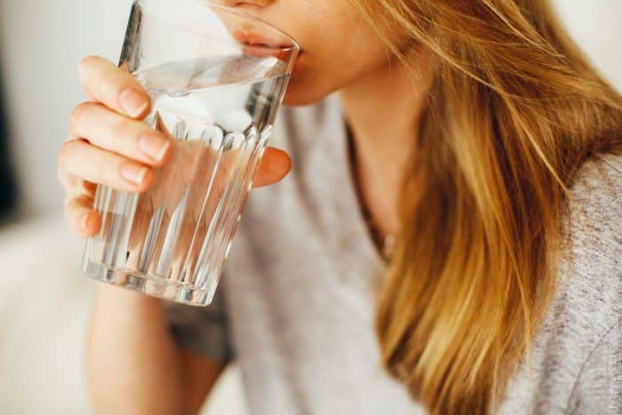 15 benefícios surpreendentes da água para a sua saúde