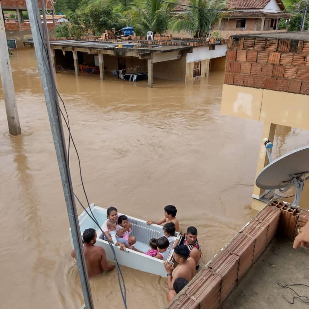 Idosa de 102 anos é resgatada por vizinhos após forte chuva na Bahia