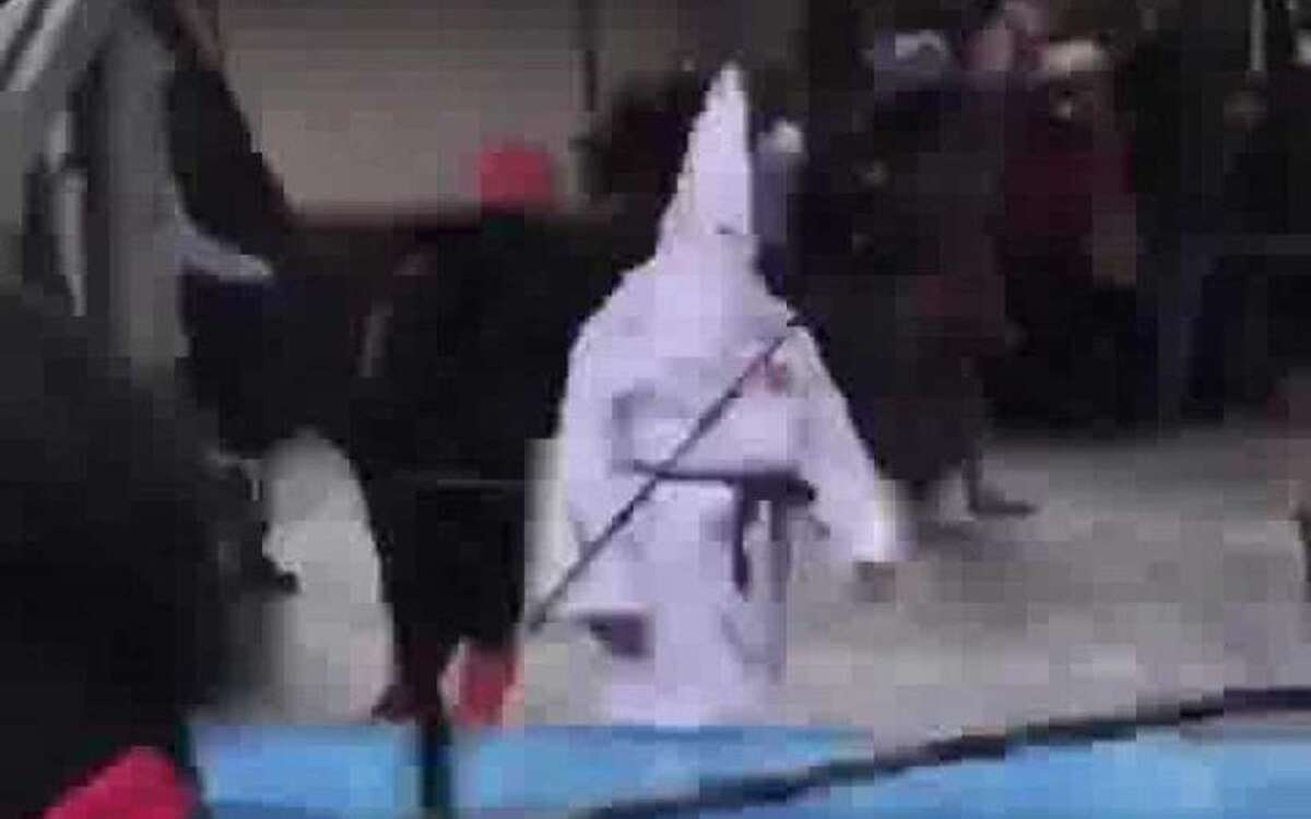 Professor usa roupa alusiva à Ku Klux Klan e Seduc o afasta da função