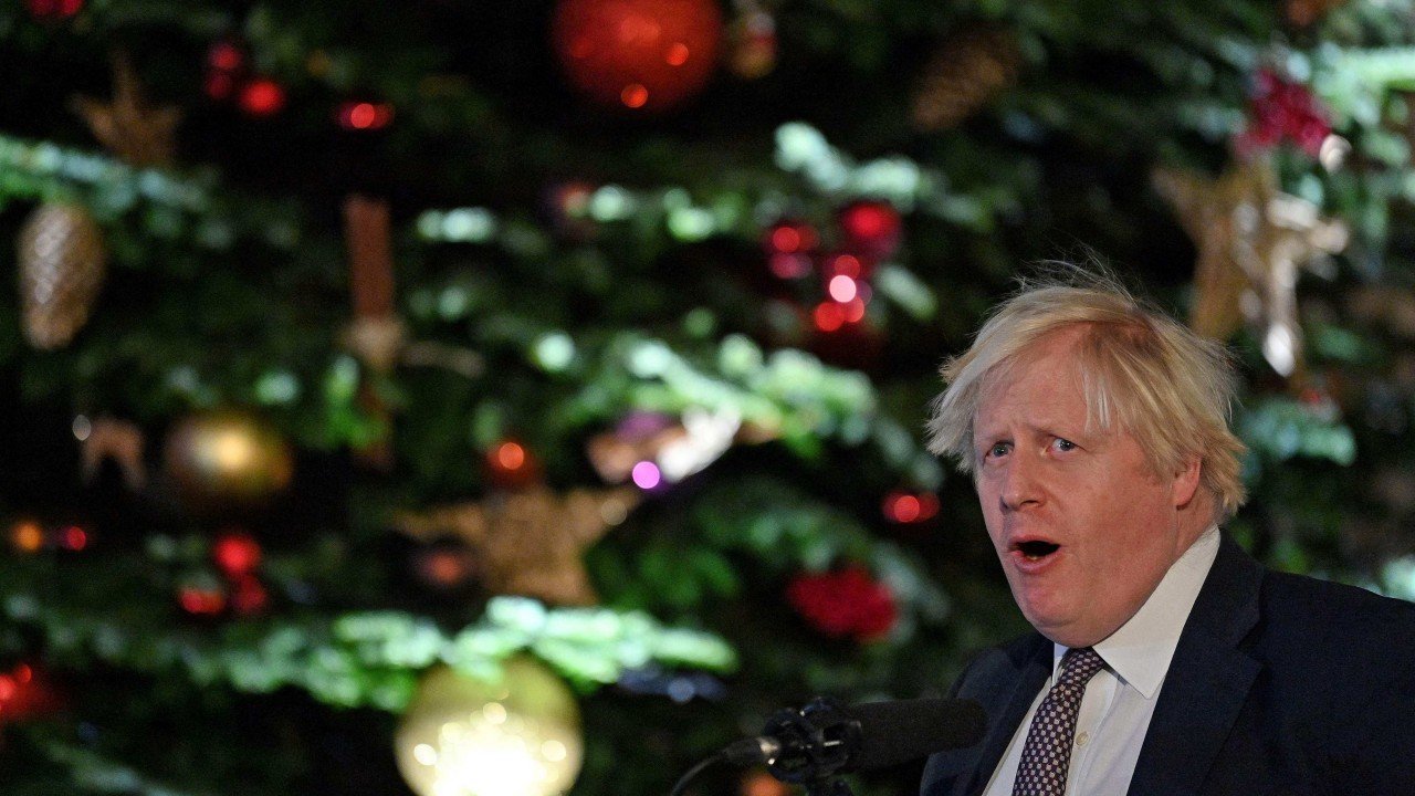 Vídeo de festa de natal durante o lockdown repercute no governo britânico