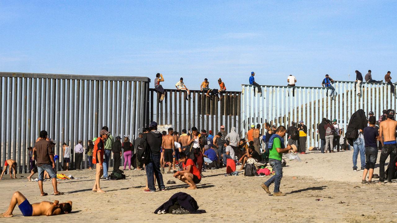 2 milhões de imigrantes entre a fronteira dos EUA e México são presos