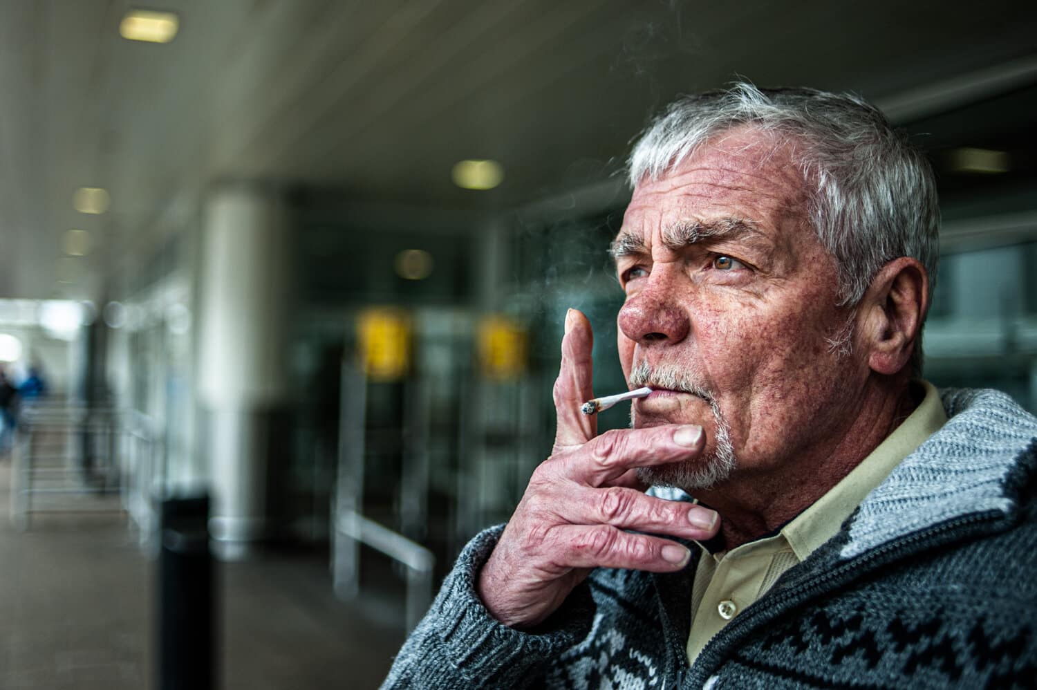 Pesquisa revela que fumar deixa as pessoas menos sociáveis