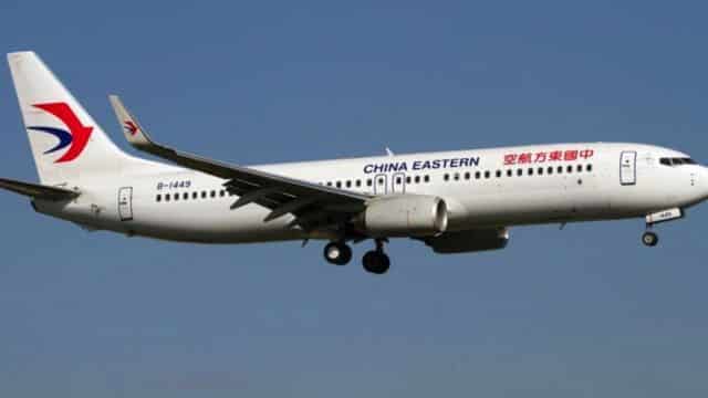 Avião com 132 passageiros cai na China