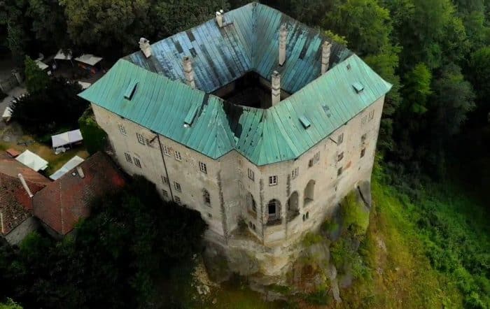 Castelo Houska: conheça a história do "portão do inferno"