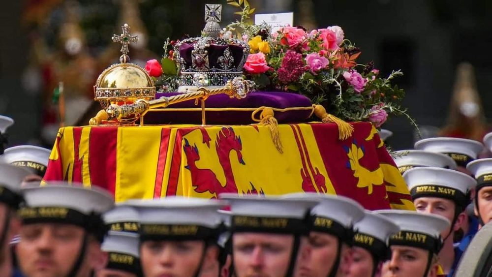 O que são os itens luxuosos no caixão da rainha Elizabeth II
