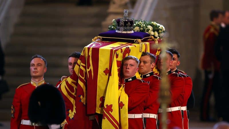 Por que a realeza britânica é enterrada em caixões de chumbo?